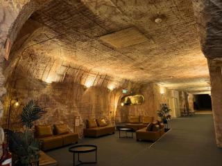 MULTI-AWARD WINNING UNDERGROUND MOTEL IN COOBER PEDY | Resort Brokers ID : LH008995