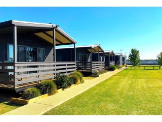 FREEHOLD - NSW Griffith Region Accommodation Business For Sale - 1P0363
