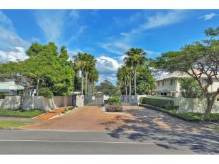 A TOUCH OF BEVERLEY HILLS BY THE BAY – GREAT HOME & SECURE BUSINESS | Resort Brokers ID : MR008964