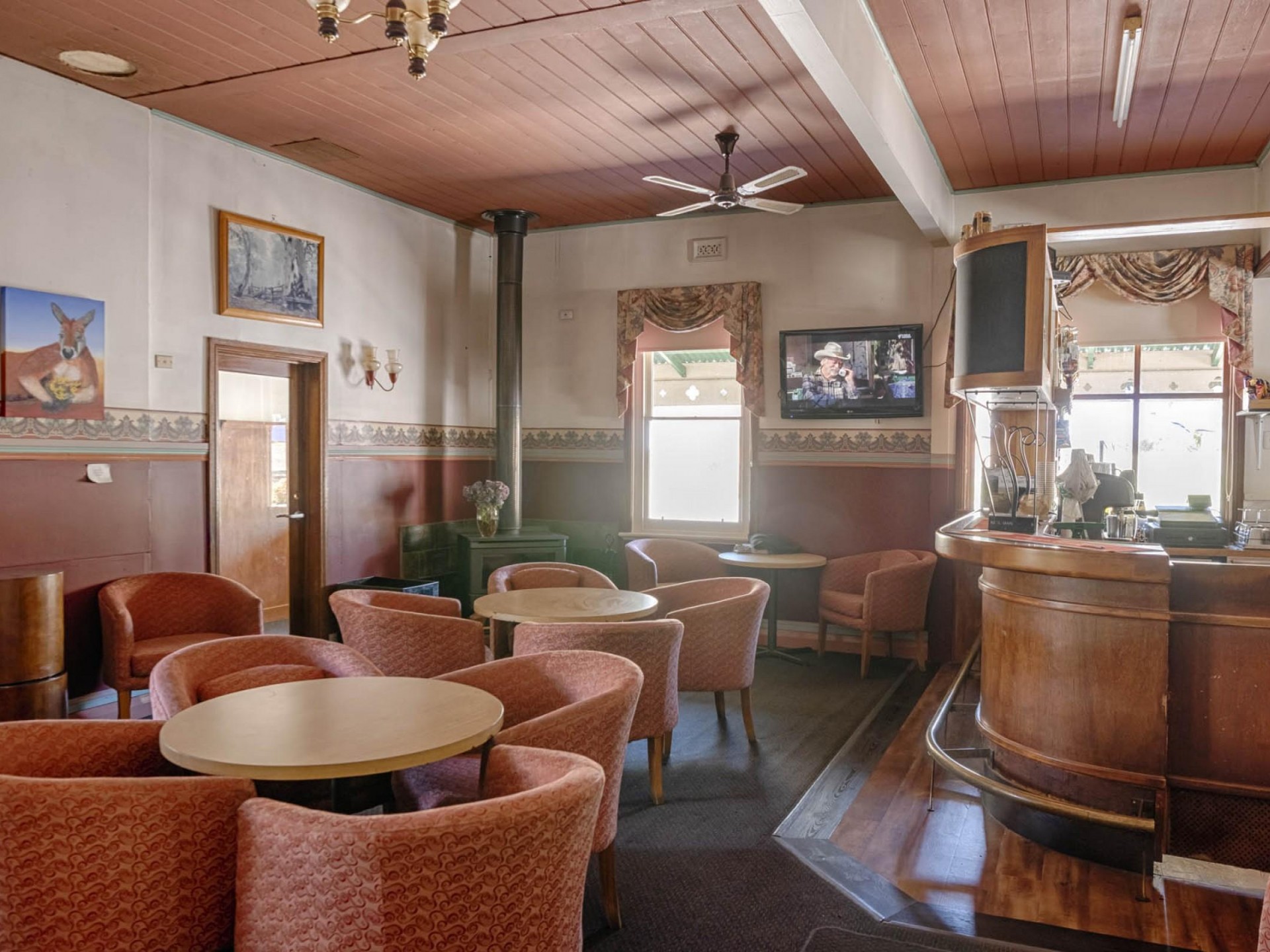 Bars/Nightclubs for sale  Ensay